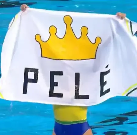 Equipe Brasileira de Nado Artístico Presta Tributo a Pelé no Campeonato Mundial