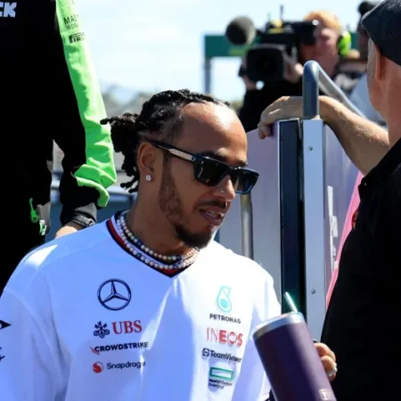 Hamilton mantém dedicação à Mercedes apesar de futura transferência para a Ferrari