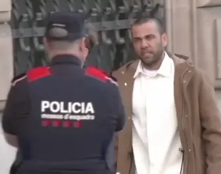 Daniel Alves comparece ao tribunal catalão após ser liberado da prisão