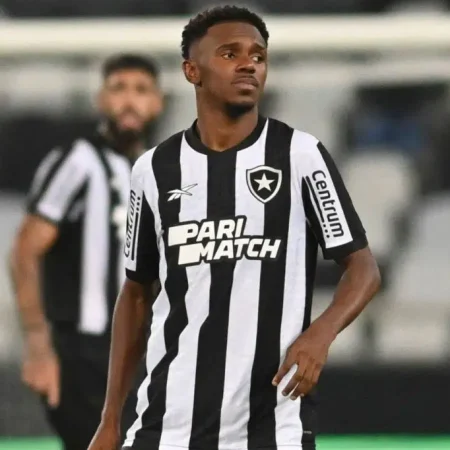 Botafogo: Jeffinho participa de treino, porém sua atuação contra o Bragantino permanece incerta