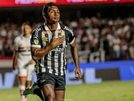 Santos prepara Morelos como titular para o duelo contra o Guarani