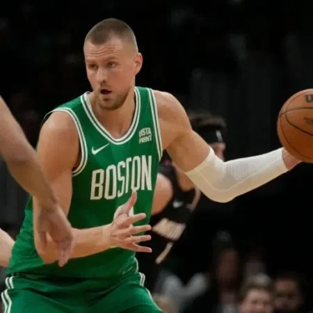Contratempo para os Boston Celtics: Kristaps Porzingis Só Deve Voltar em Uma Possível Final de Conferência
